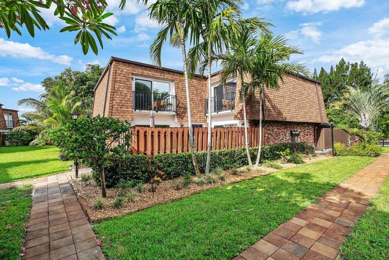 2 bedroom Townhouse at 2616 SE 5th Circle #D, Los Mangos Patio Villas And Townhomes, Boynton Beach — photo 2