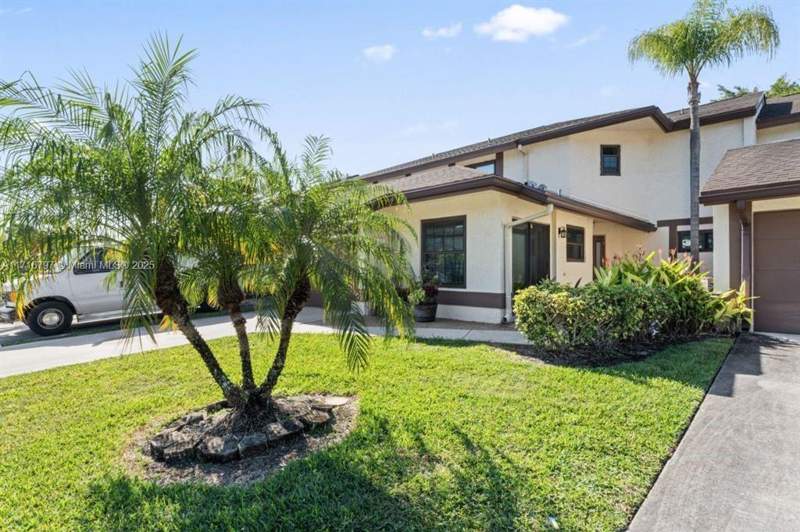 4 bedroom Townhouse at 20929 Boca Ridge Drive, Boca Ridge Glen, Boca Raton — photo 2