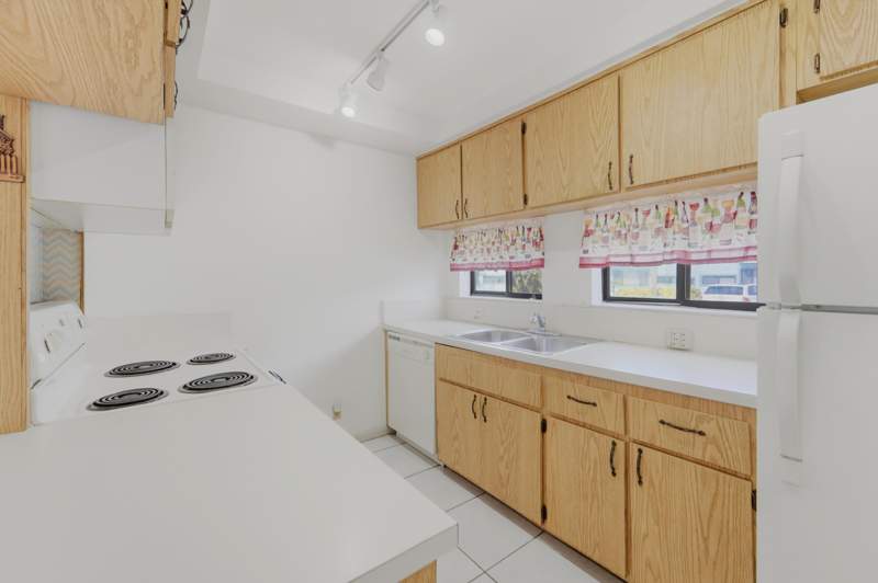 2 bedroom Townhouse at 950 S Kanner Hwy Th-133 Highway #133, Poppleton Creek Condo, Stuart — photo 2