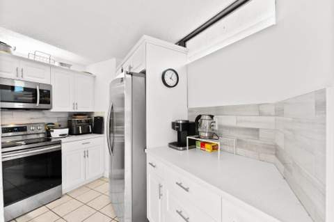 3874 Victoria Drive, West Palm Beach FL - photo 9 of 17