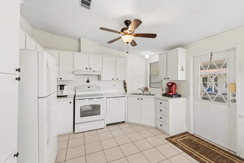 2 bedroom Mobile Home at 3179 Columbrina Circle, Savanna Club Plat II, Port St. Lucie — photo 4