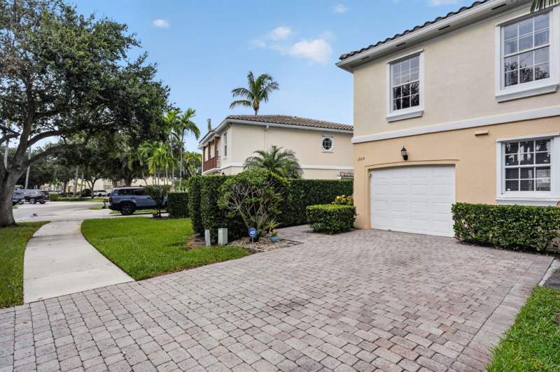 3 bedroom Townhouse at 209 Fortuna Drive, Catalina Lakes, Palm Beach Gardens — photo 4