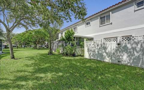 552 NW 208th Terrace, Pembroke Pines FL - photo 17 of 24