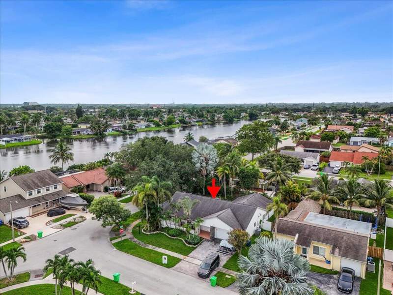 4 bedroom Single Family Residence at 11650 NW 39th Place, Sunrise Golf Village, Sunrise — photo 4
