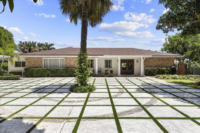 3 bedroom Single Family Residence at 7400 W Lake Drive, Fla-Mango Grovelets, Lake Clarke Shores — photo 2