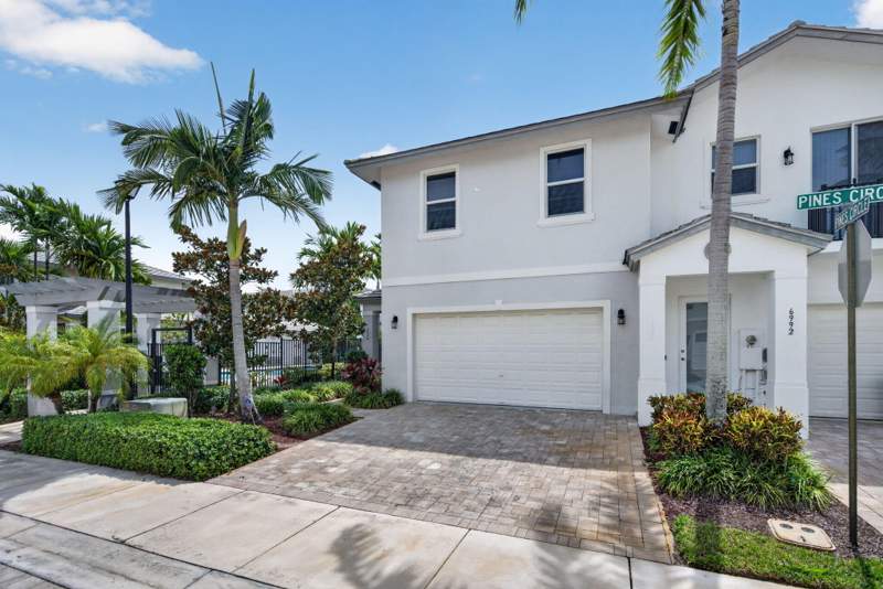 3 bedroom Townhouse at 6994 Pines Circle, First Baptist Church At, Coconut Creek — photo 3