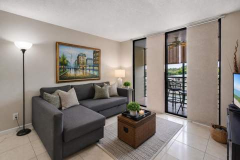 4640 Lucerne Lakes Boulevard #404, Lake Worth FL - photo 8 of 33