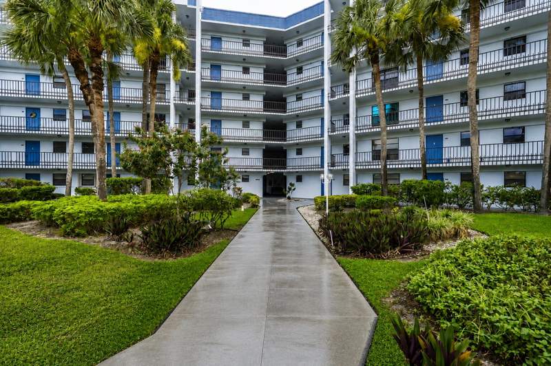 1 bedroom Condominium at 4640 Lucerne Lakes Boulevard #404, Sunrise Of Palm Beach Condo 1,2,3,4, 14 And 17, Lake Worth — photo 2