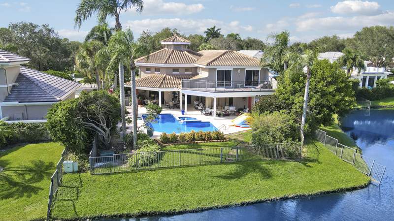 4 bedroom Single Family Residence at 204 Chinook Lane, Loxahatchee Club At Maplewood 1 Ph 2, Jupiter — photo 2