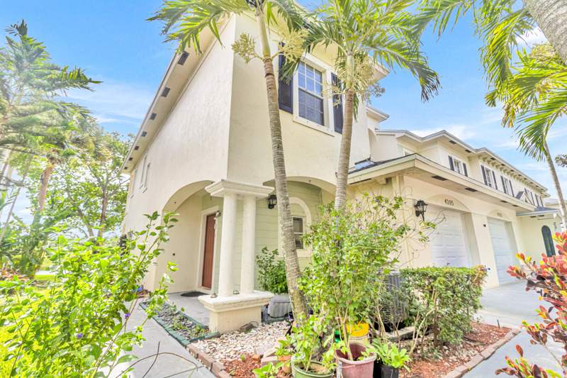 3 bedroom Townhouse at 4205 Emerald Vista, Emerald Lake Townhomes, Lake Worth — photo 2