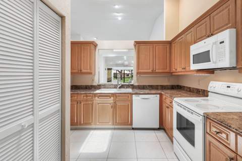 8271 Sun Lake Drive, Boca Raton FL - photo 6 of 37