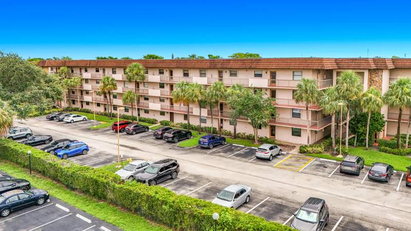 2 bedroom Condominium at 4970 E Sabal Palm Boulevard #412, Lakes Of Carriage Hills, Tamarac — photo 2