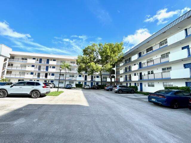 2 bedroom Condominium at 6061 N Falls Cir Drive #402, Falls of Inverrary, Lauderhill — photo 4