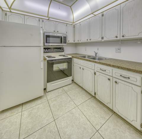 3240 Lake Osborne Drive #109, Lake Worth Beach FL - photo 11 of 20