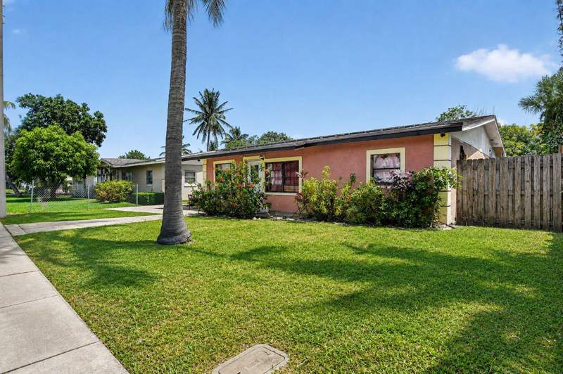 4 bedroom Single Family Residence at 816 SW 3rd Court, Rosemont Gardens Unit A, Delray Beach — photo 2