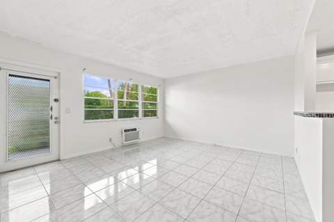 310 Oakridge R Court #310, Deerfield Beach FL - photo 8 of 43