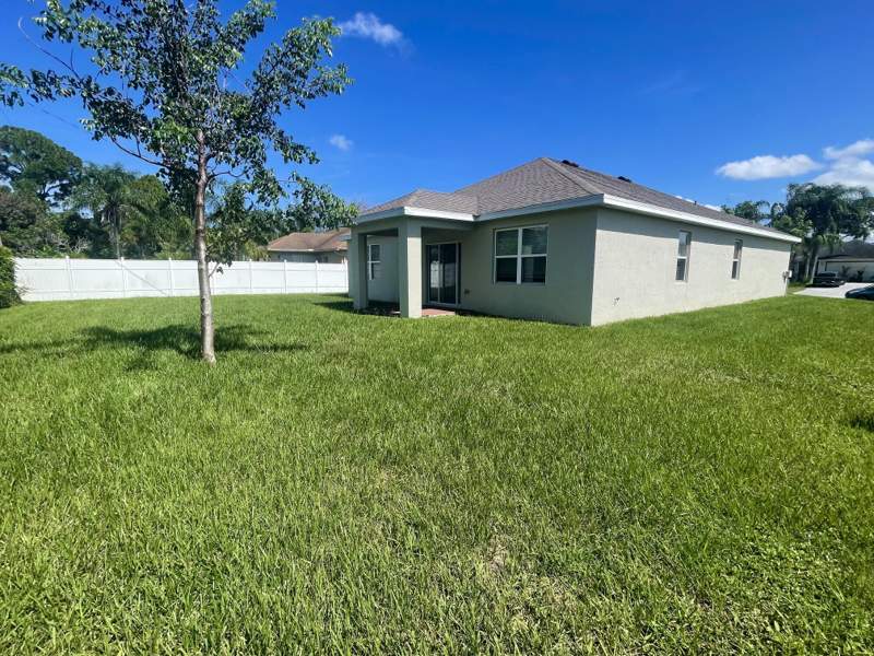 4 bedroom Single Family Residence at 1537 SW Meridian Avenue, Port St Lucie Section 14, Port St. Lucie — photo 3