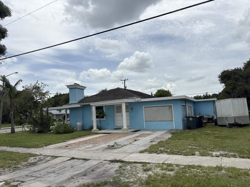 4 bedroom Single Family Residence at 1001 Sunrise Boulevard, Pinewood Subdivision, Fort Pierce — photo 2
