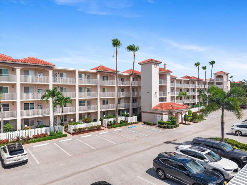 2 bedroom Condominium at 14111 Royal Vista Drive #405, Huntington Pointe, Delray Beach — photo 2