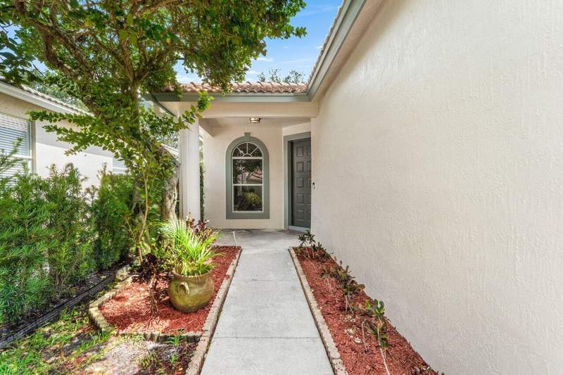 3 bedroom Single Family Residence at 196 Seminole Lakes Drive, Seminole Estates & Townhomes, Royal Palm Beach — photo 4
