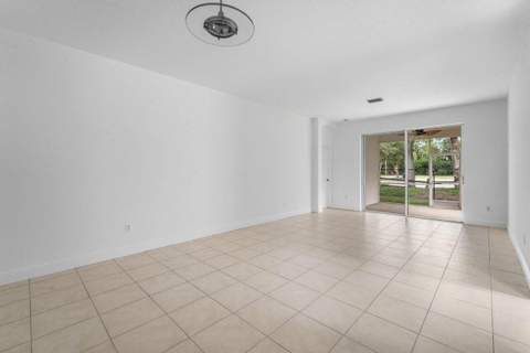 196 Seminole Lakes Drive, Royal Palm Beach FL - photo 8 of 51