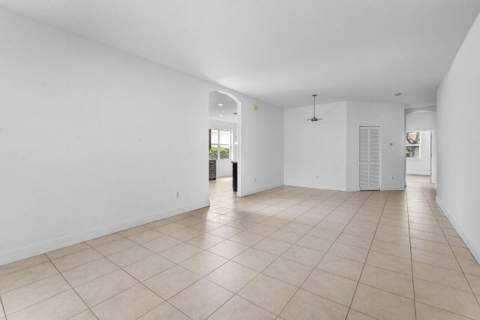196 Seminole Lakes Drive, Royal Palm Beach FL - photo 9 of 51