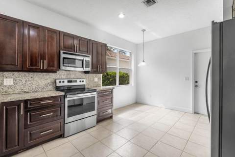 196 Seminole Lakes Drive, Royal Palm Beach FL - photo 14 of 51