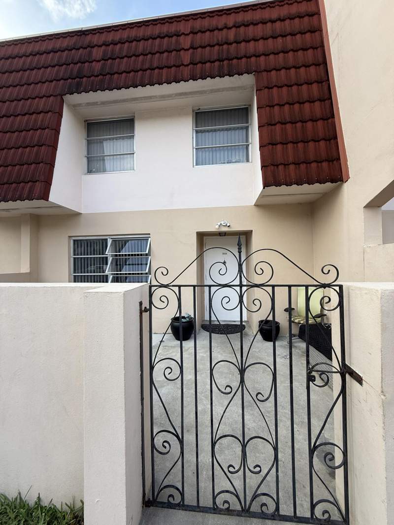 3 bedroom Townhouse at 4136 Inverrary Drive #15C, Manors Townhouse 14-15 Condo, Lauderhill — photo 2