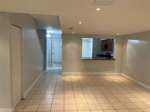 8843 Springtree Lakes Drive, Sunrise FL - photo 6 of 18