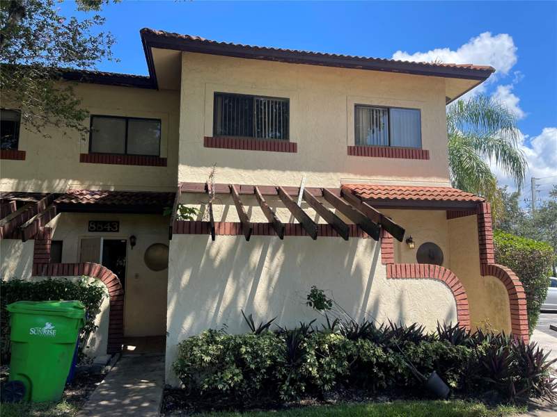 3 bedroom Townhouse at 8843 Springtree Lakes Drive, Springtree Lakes, Sunrise — photo 2