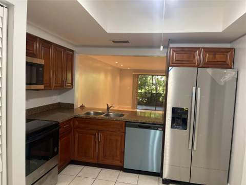 8843 Springtree Lakes Drive, Sunrise FL - photo 7 of 18