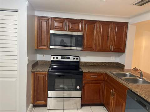 8843 Springtree Lakes Drive, Sunrise FL - photo 8 of 18
