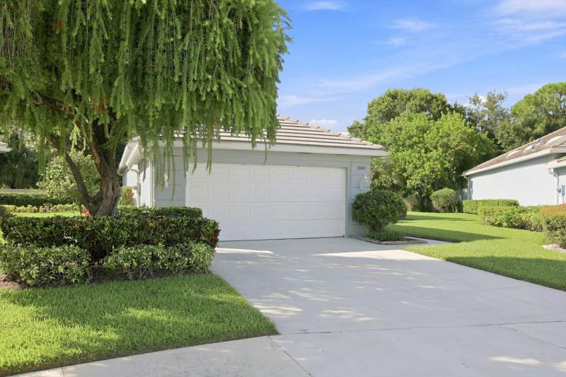 3 bedroom Single Family Residence at 240 NW Bentley Circle, Lakes At St Lucie West Plat No 22, Port St. Lucie — photo 2