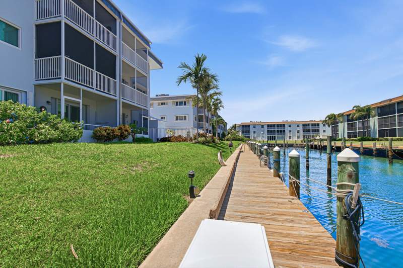 2 bedroom Stock Cooperative at 111 Doolen Court #110, Lake Colony Apts Three Inc, North Palm Beach — photo 4