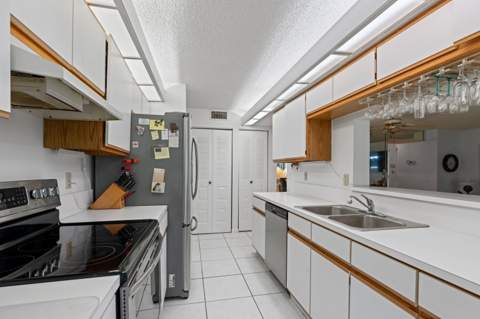 106 Half Moon Circle #B1, Hypoluxo FL - photo 13 of 31