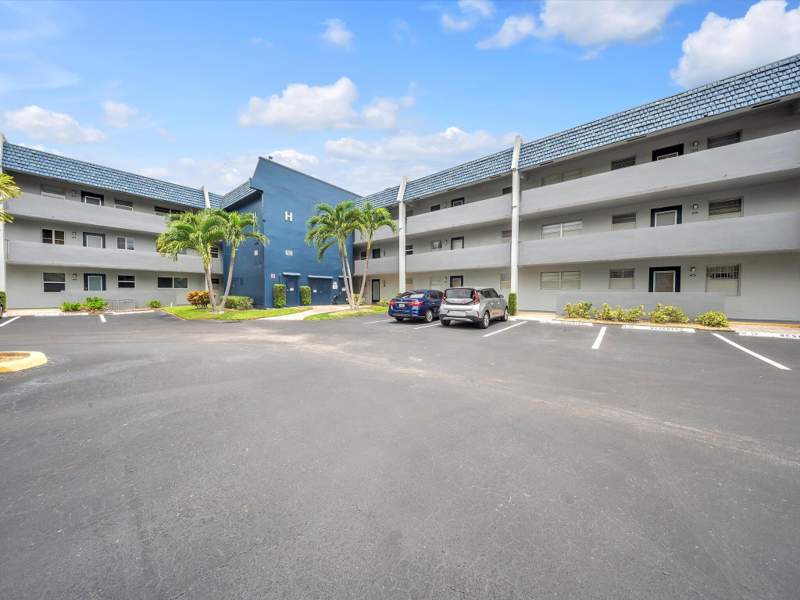 1 bedroom Condominium at 7807 Golf Cir Drive #105, Oriole Golf & Tennis Club Condo, Margate — photo 3