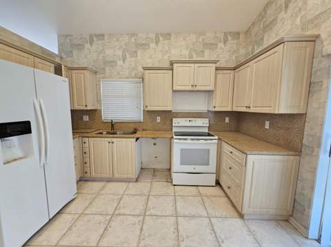 7245 Whitfield Avenue, Boynton Beach FL - photo 8 of 25