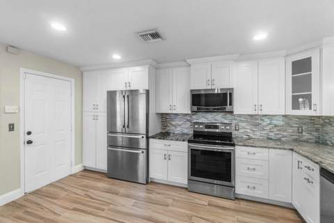 1215 E Lancewood Place, Delray Beach FL - photo 8 of 32