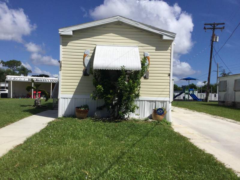 2 bedroom Mobile Home at 5000 SE Federal Highway #193, Sunshine Manor Mobile Home Park, Stuart — photo 2