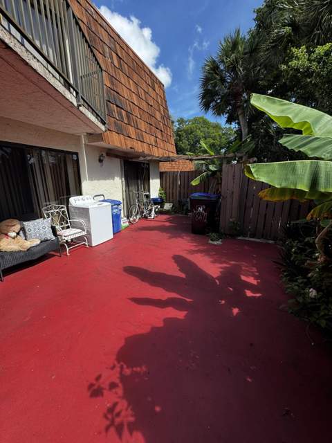 8492 S Coral Circle, North Lauderdale FL - photo 7 of 33