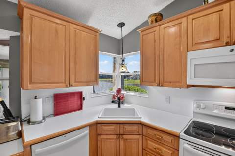6203 Bear Creek Court, Lake Worth FL - photo 17 of 53
