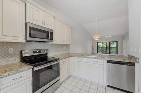 2101 Sabal Ridge Court #F, Palm Beach Gardens FL - photo 9 of 32