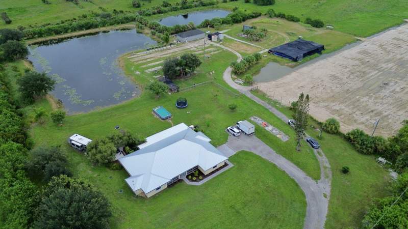 4 bedroom Single Family Residence at 10650 Carlton Road, Metes And Bounds, Port St. Lucie — photo 3