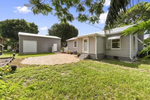 1126 Pine Avenue, Fort Pierce FL - photo 12 of 40