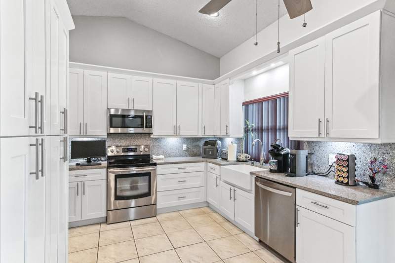 4 bedroom Single Family Residence at 11929 NW 2nd Manor, West Glen, Coral Springs — photo 2