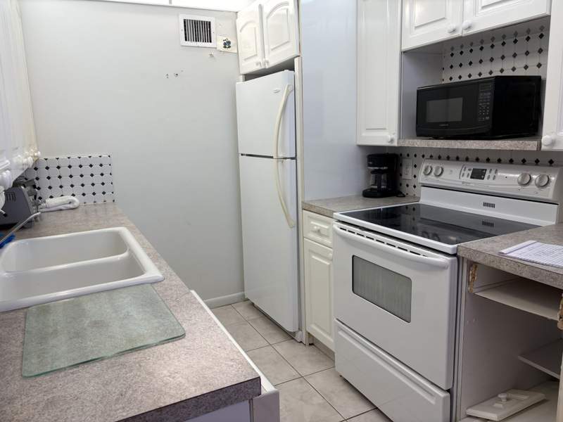 2 bedroom Condominium at 3076 Guildford, Century Village Guildford, Boca Raton — photo 5