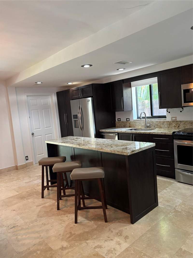 3 bedroom Single Family Residence at 1126 Lincoln Street, Hollywood Lakes Section, Hollywood — photo 5