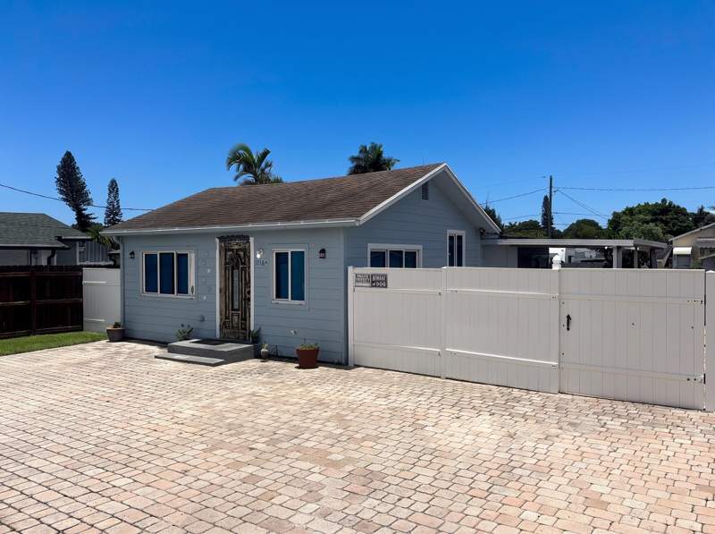 1 bedroom Single Family Residence at 3718 Coconut Road #A, Lakewood Gardens Pl 1 In, Palm Springs — photo 2