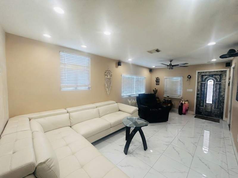 1 bedroom Single Family Residence at 3718 Coconut Road #A, Lakewood Gardens Pl 1 In, Palm Springs — photo 3