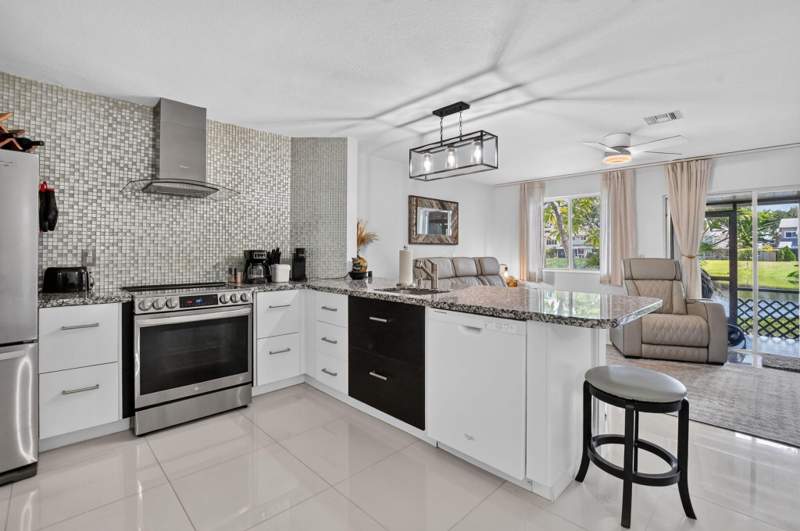 2 bedroom Townhouse at 2260 Discovery Circle, Coral Point North, Deerfield Beach — photo 4